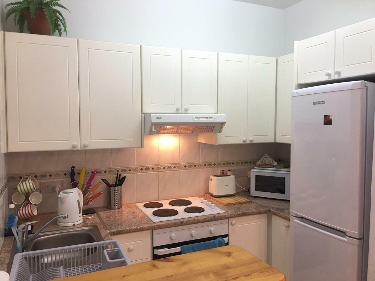 Limnaria Gardens - Modern 1 Bed, Walk To Beach & Shops Paphos Bagian luar foto
