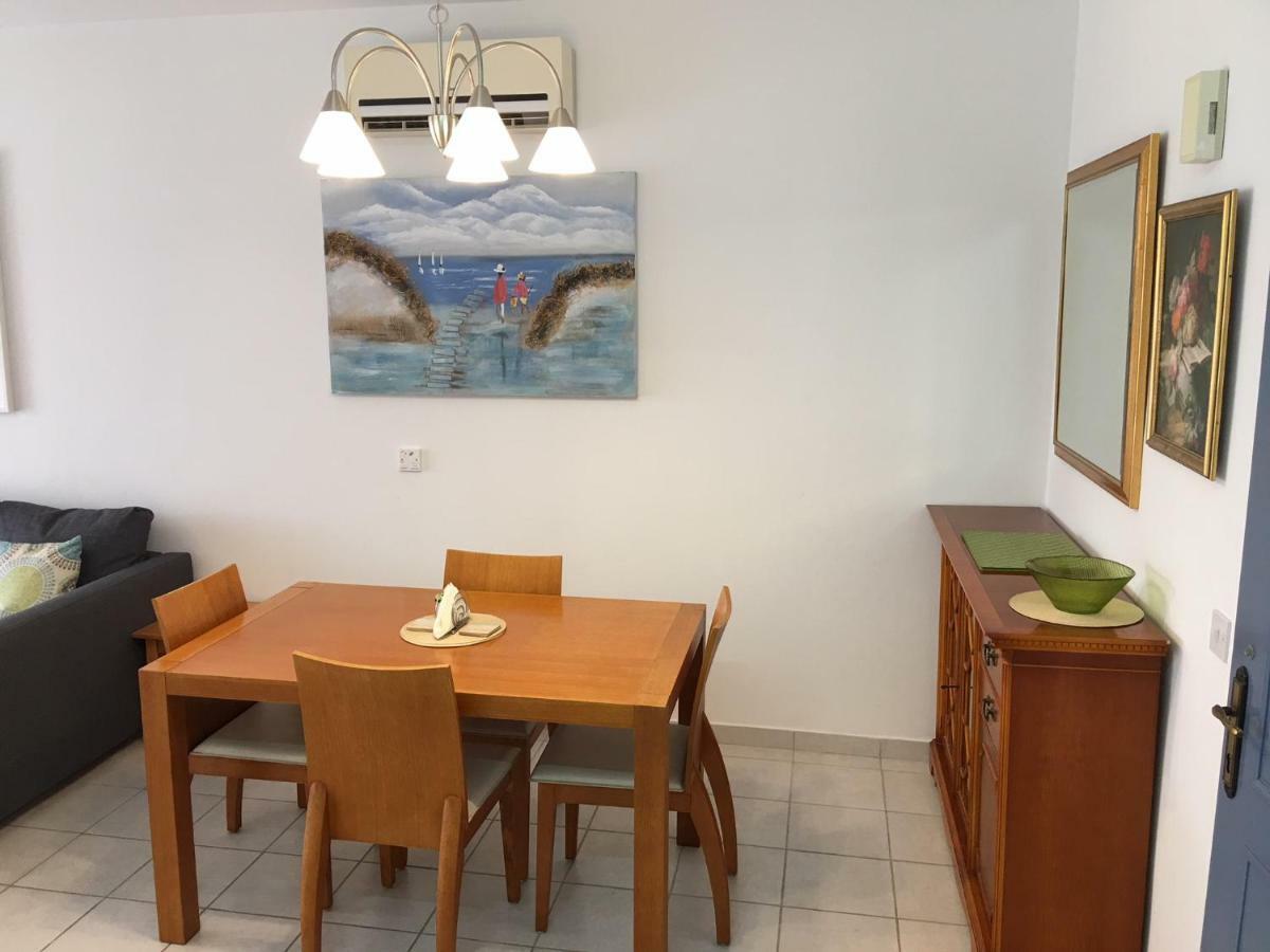 Limnaria Gardens - Modern 1 Bed, Walk To Beach & Shops Paphos Bagian luar foto