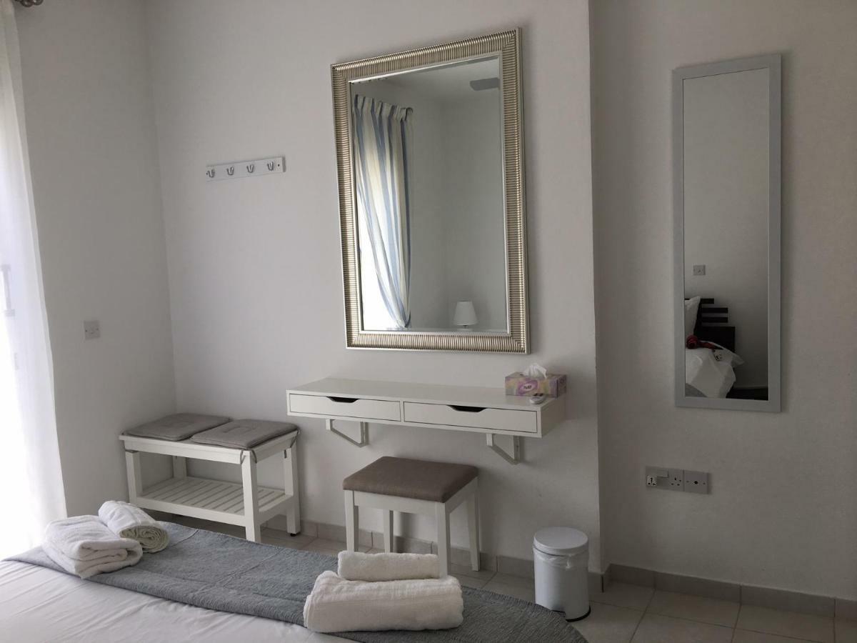 Limnaria Gardens - Modern 1 Bed, Walk To Beach & Shops Paphos Bagian luar foto